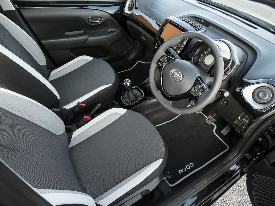  Toyota Aygo x-clusiv 5-Door 2014 года  (UK) (фото 6 из 15)